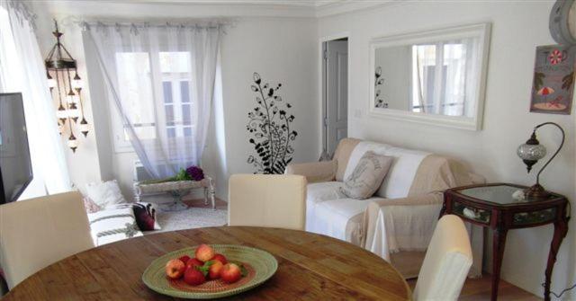 Charming Corner Abode With Castle Views Apartment Nice Exterior photo